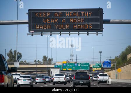 Schilder sind beleuchtet und warnen vor dem Ausbruch des neuartigen Coronavirus (COVID-19), Montag, 08. März 2021 in Phoenix, Arizona. (Dylan Stewart/Image of Sport) Stockfoto