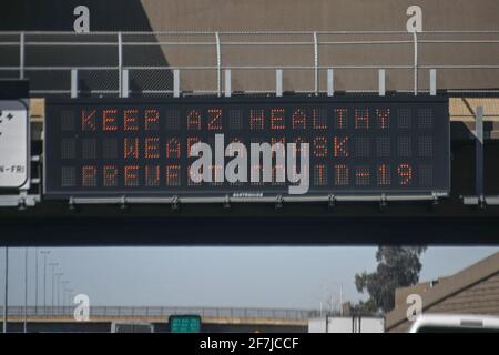 Schilder sind beleuchtet und warnen vor dem Ausbruch des neuartigen Coronavirus (COVID-19), Montag, 08. März 2021 in Phoenix, Arizona. (Dylan Stewart/Image of Sport) Stockfoto