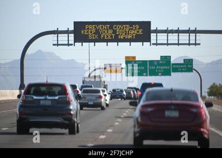 Schilder sind beleuchtet und warnen vor dem Ausbruch des neuartigen Coronavirus (COVID-19), Dienstag, 09. März 2021 in Phoenix, Arizona. (Dylan Stewart/Image of Sport) Stockfoto