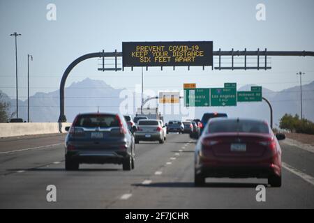 Schilder sind beleuchtet und warnen vor dem Ausbruch des neuartigen Coronavirus (COVID-19), Dienstag, 09. März 2021 in Phoenix, Arizona. (Dylan Stewart/Image of Sport) Stockfoto