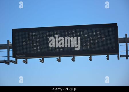 Schilder sind beleuchtet und warnen vor dem Ausbruch des neuartigen Coronavirus (COVID-19), Dienstag, 09. März 2021 in Phoenix, Arizona. (Dylan Stewart/Image of Sport) Stockfoto