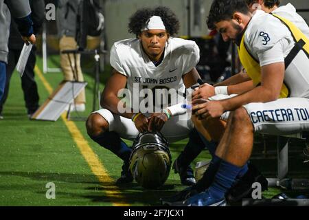 St. John Bosco Braves Quarterback Pierce Clarkson (10) während eines Highschool-Fußballspiels, Samstag, 20. März 2021 in Santa Ana, Kalifornien, St. John Bosco Stockfoto