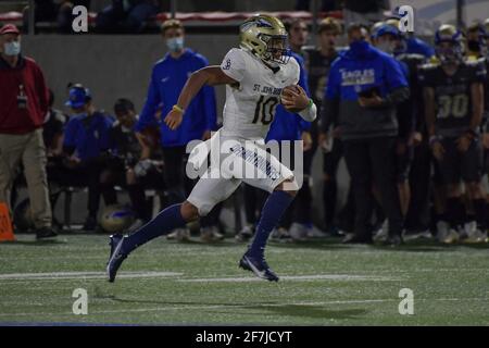 St. John Bosco Braves Quarterback Pierce Clarkson (10) während eines Highschool-Fußballspiels, Samstag, 20. März 2021 in Santa Ana, Kalifornien, St. John Bosco Stockfoto