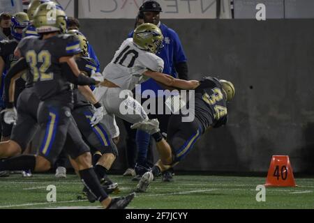 St. John Bosco Braves Quarterback Pierce Clarkson (10) während eines Highschool-Fußballspiels, Samstag, 20. März 2021 in Santa Ana, Kalifornien, St. John Bosco Stockfoto