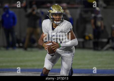 St. John Bosco Braves Quarterback Pierce Clarkson (10) während eines Highschool-Fußballspiels, Samstag, 20. März 2021 in Santa Ana, Kalifornien, St. John Bosco Stockfoto