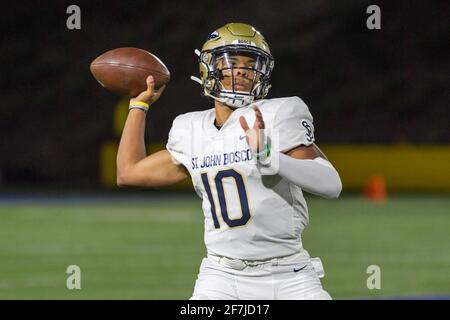 St. John Bosco Braves Quarterback Pierce Clarkson (10) während eines Highschool-Fußballspiels, Samstag, 20. März 2021 in Santa Ana, Kalifornien, St. John Bosco Stockfoto