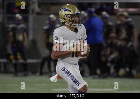 St. John Bosco Braves Quarterback Pierce Clarkson (10) während eines Highschool-Fußballspiels, Samstag, 20. März 2021 in Santa Ana, Kalifornien, St. John Bosco Stockfoto