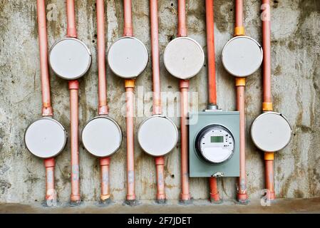 Nahaufnahme einer Do-it-yourself-Installation Aufbau von elektrischen Zählern und pvc-Rohren an einer Hauswand ist nur ein elektrischer Zähler angebracht Stockfoto