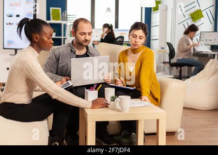 Multiethnische Gruppe von Geschäftsleuten in modernen Unternehmensgründungen Büro reden über Start-up-Finanzteam Strategie-Management, Briefing Ideen am professionellen Arbeitsplatz. Stockfoto