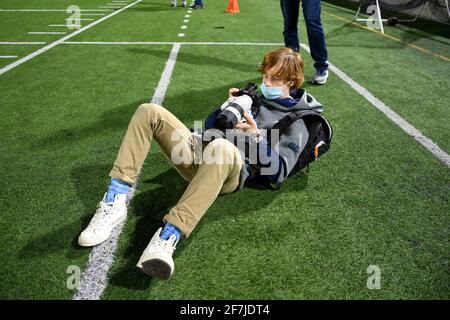 Sean Singleton, Creative Media Director von St. John Bosco, schießt am Samstag, den 20. März 2021, während eines Fußballspiels der High School in Santa Ana, Cal, auf dem Spielfeld Stockfoto