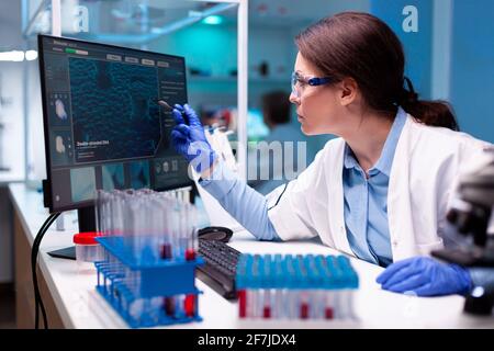 Biochemiker medizintechnische Impfstoff im mikrobiologischen Labor, Forschung zu tun. Chemische Forschung und Analyse in der Wissenschaft Medizin Labor Entwicklung und stying neue Art von Vaccin. Stockfoto