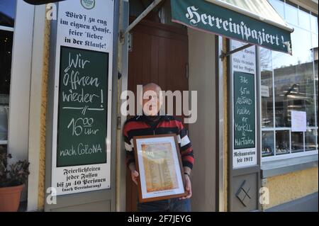 Berlin, Deutschland. März 2021. Spende für den Lieblingswirt. Detlef Marx steht vor seinem derzeit geschlossenen Kiez Kneipe in Weissensee. Er ist seit 21 Jahren Vermieter in der Trarbacher Klause. Der Vermieter wurde von seinen Stammkunden mit einer Spende von 1500 Euro überrascht. Sie alle wollen, dass ihr Kiez-Wohnzimmer, wie sie es nennen, nach der Corona-Krise wieder geöffnet wird. Quelle: Thomas Uhlemann/dpa-Zentralbild/ZB/dpa/Alamy Live News Stockfoto