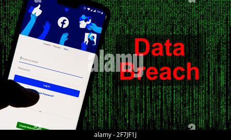 Facebook-App aginst Leak Text in rot und Matrix-Stil grünen Hintergrund. 533 Millionen persönliche Daten von Facebook-Nutzern wurden am Samstag online veröffentlicht Stockfoto