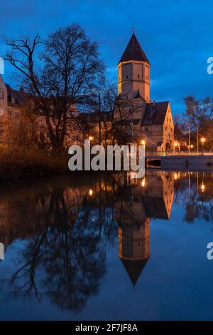 Jakobertor, mittelalterliches Stadttor in Augsburg, Bayern, Deutschland nachts beleuchtet Stockfoto