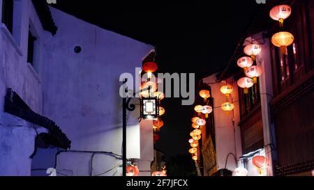 Alte Häuser mit Laterne und Lichter an während der Nacht in Suzhou Stockfoto