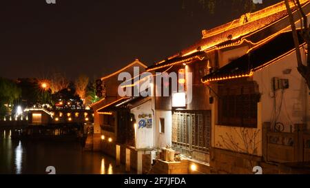 Alte Häuser mit Laterne und Lichter an in der Nacht in Suzhou, Fluss acrossing mit schönen Reflaction. Stockfoto