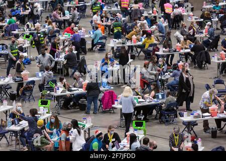 Seattle, Washington, USA. April 2021. Die Patienten erhalten die erste Dosis des Pfizer-BioNTech-Impfstoffs COVID-19 im Lumen Field Event Center. Die Stadt Seattle verabreichte am Mittwoch eine Rekorddosis von 7,615 Impfdosen an der Prüfstelle. Quelle: Paul Christian Gordon/Alamy Live News Stockfoto