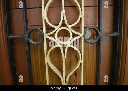 Holzfenster mit Stahlstange zu Hause. Nahaufnahme. Stockfoto