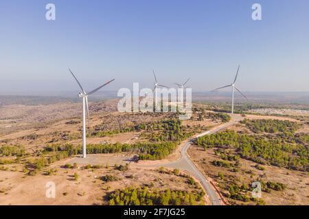 Windturbine aus der Luft - Nachhaltige Entwicklung, umweltfreundliches Konzept für erneuerbare Energien Stockfoto