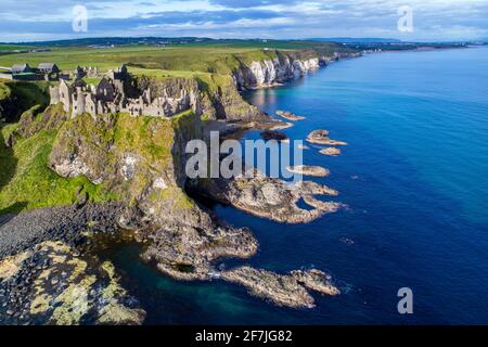 Die Ruinen der mittelalterlichen Dunluce Castle, Klippen, Buchten und Halbinseln. Nordküste von County Antrim, Nordirland, Vereinigtes Königreich.  Luftaufnahme. Stockfoto