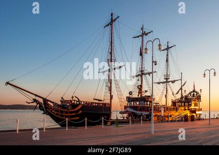 Eine touristische Piratenschiff an der Piere (Molo) in Sopot, Polen, bei Sonnenaufgang Licht Stockfoto