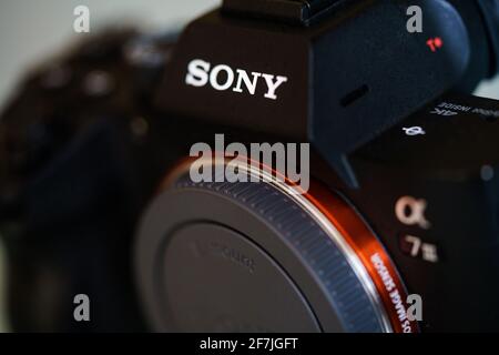GRANADA, ANDALUSIEN, SPANIEN. APRIL 2021. Sony A7III die ALPHA-Kamera revolutionierte den Fotomarkt. Stockfoto