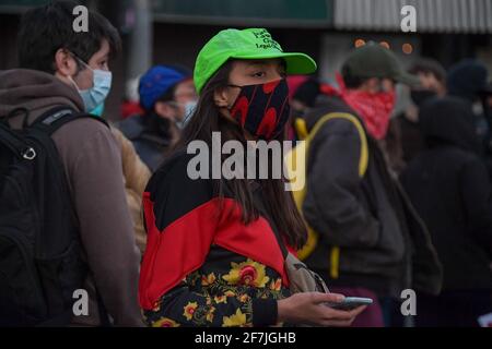 Mitglieder der National Lawyers Guild Legal Observers versammeln sich zu Erfassen Sie Informationen, während Demonstranten und Beamte des Polizeidezernats von Los Angeles Sammeln Stockfoto