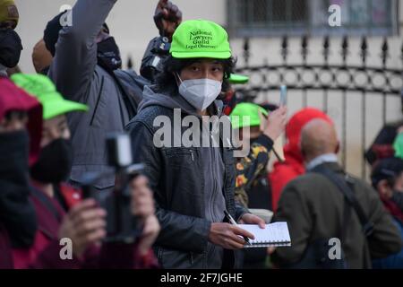 Mitglieder der National Lawyers Guild Legal Observers versammeln sich zu Erfassen Sie Informationen, während Demonstranten und Beamte des Polizeidezernats von Los Angeles Sammeln Stockfoto