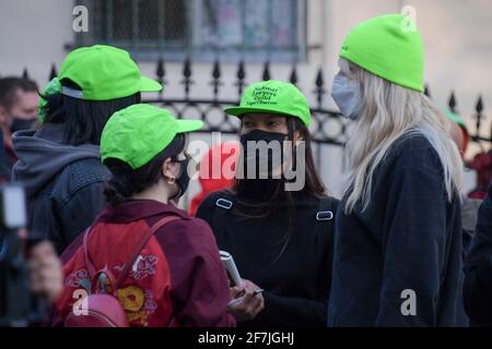 Mitglieder der National Lawyers Guild Legal Observers versammeln sich zu Erfassen Sie Informationen, während Demonstranten und Beamte des Polizeidezernats von Los Angeles Sammeln Stockfoto