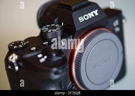 GRANADA, ANDALUSIEN, SPANIEN. APRIL 2021. Sony A7III die ALPHA-Kamera revolutionierte den Fotomarkt. Stockfoto