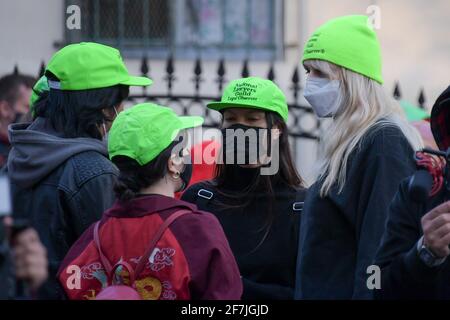 Mitglieder der National Lawyers Guild Legal Observers versammeln sich zu Erfassen Sie Informationen, während Demonstranten und Beamte des Polizeidezernats von Los Angeles Sammeln Stockfoto