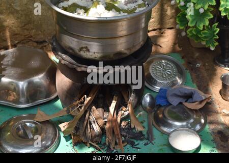 Indische traditionelle Kochzeit im Dorf. Stockfoto