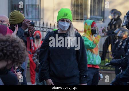 Mitglieder der National Lawyers Guild Legal Observers versammeln sich zu Erfassen Sie Informationen, während Demonstranten und Beamte des Polizeidezernats von Los Angeles Sammeln Stockfoto