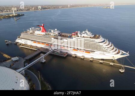 Das Carnival Panorama-Kreuzschiff wird in der Nähe der Queen Mary im Hafen von Long Beach angedockt, Montag, 5. April 2021 in Long Beach, Kalifornien (Dylan Stewart/im Stockfoto