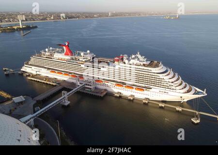 Das Carnival Panorama-Kreuzschiff wird in der Nähe der Queen Mary im Hafen von Long Beach angedockt, Montag, 5. April 2021 in Long Beach, Kalifornien (Dylan Stewart/im Stockfoto