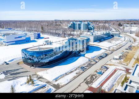 Luftaufnahme des wissenschaftlichen Gebäudes in der sibirischen Stadt Von Koltsovo bei sonnigem Schneewetter Stockfoto