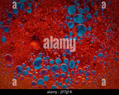 Abstrakt blau Blasen roten Hintergrund Stockfoto