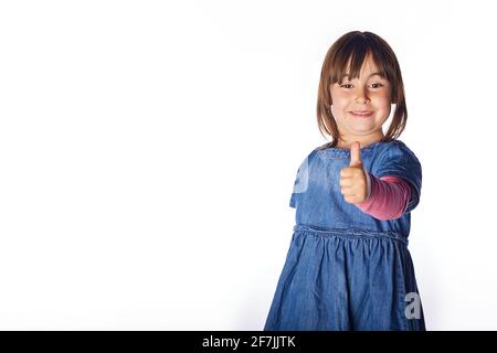 Portrait von glücklichen Mädchen zeigt Daumen nach oben Geste, isoliert auf weißem Hintergrund mit einem großen Kopierraum Stockfoto