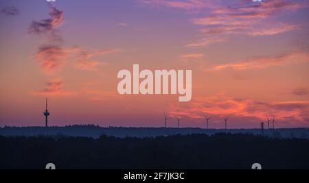 Morgenhimmel mit Windmühlen und Sendeturm Stockfoto