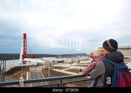 Kaluga Cosmonautics Museum - Vorbereitung für die Eröffnung der 2. Linie. Vater und Tochter auf der Aussichtsplattform vor dem Museum und den Vos Stockfoto