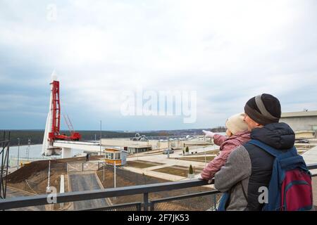 Kaluga Cosmonautics Museum - Vorbereitung für die Eröffnung der 2. Linie. Vater und Tochter auf der Aussichtsplattform vor dem Museum und den Vos Stockfoto