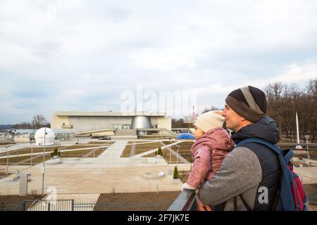 Kaluga Cosmonautics Museum - Vorbereitung für die Eröffnung der 2. Linie. Vater und Tochter auf der Aussichtsplattform vor dem Museum und den Vos Stockfoto