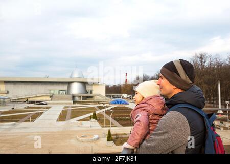 Kaluga Cosmonautics Museum - Vorbereitung für die Eröffnung der 2. Linie. Vater und Tochter auf der Aussichtsplattform vor dem Museum und den Vos Stockfoto