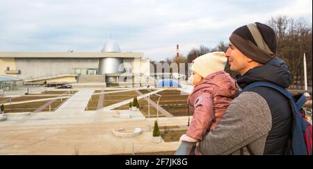 Kaluga Cosmonautics Museum - Vorbereitung für die Eröffnung der 2. Linie. Vater und Tochter auf der Aussichtsplattform vor dem Museum und den Vos Stockfoto