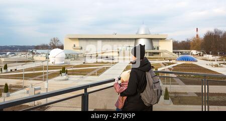 Kaluga Cosmonautics Museum - Vorbereitung für die Eröffnung der 2. Linie. Mutter und Tochter auf der Aussichtsplattform vor dem Museum. 7. April 2 Stockfoto