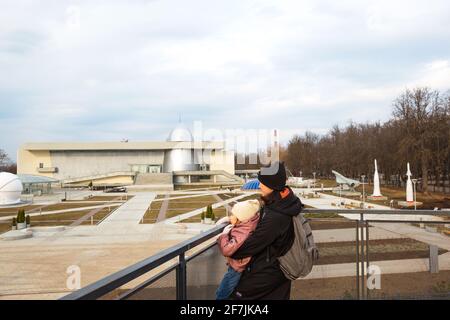 Kaluga Cosmonautics Museum - Vorbereitung für die Eröffnung der 2. Linie. Mutter und Tochter auf der Aussichtsplattform vor dem Museum. 7. April 2 Stockfoto