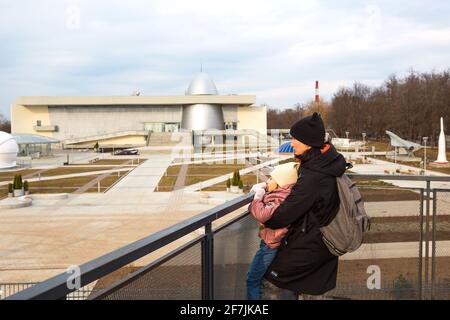 Kaluga Cosmonautics Museum - Vorbereitung für die Eröffnung der 2. Linie. Mutter und Tochter auf der Aussichtsplattform vor dem Museum. 7. April 2 Stockfoto