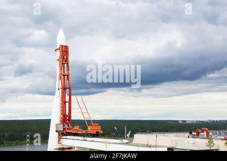 Russland, Kaluga, 14. August 2020. Kaluga Museum für Kosmonautik. Rakete, Planetariumskuppel, Park vor dem Gebäude, Rekonstruktion, Bau Stockfoto