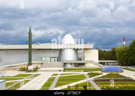 Russland, Kaluga, 14. August 2020. Kaluga Museum für Kosmonautik. Rakete, Planetariumskuppel, Park vor dem Gebäude, Rekonstruktion, Bau Stockfoto