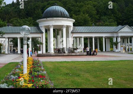 Marianske Lazne, Tschechische Republik - August 10 2019: Kolonnade mit Mineralquellen zur Behandlung von Krankheiten oder Krankheiten Stockfoto